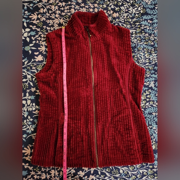 *Woolrich Women's Kinsdale Full Zip Corduroy Vest, Deep Ruby Medium - Picture 11 of 12
